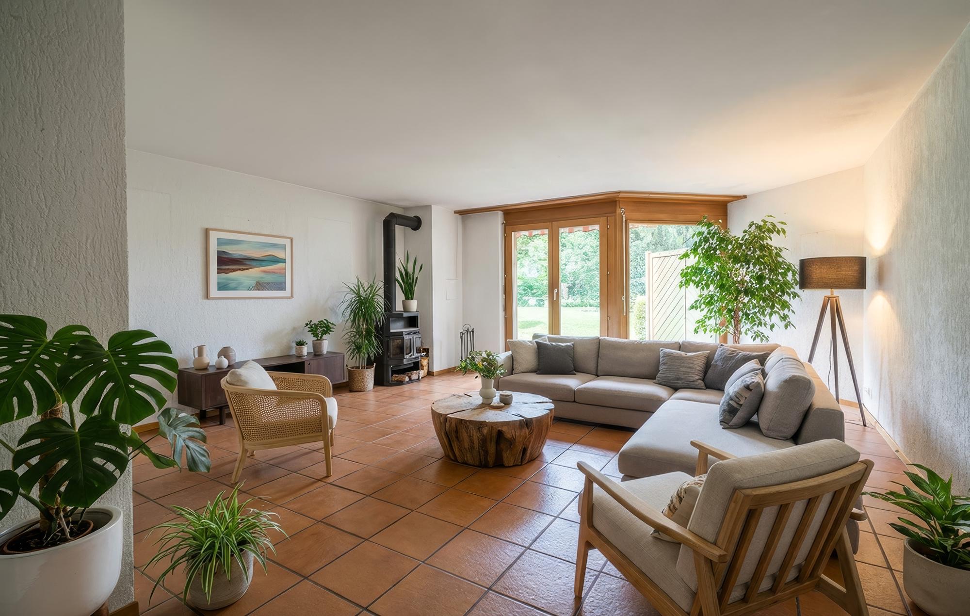 Heller Wohnbereich der vermieteten Maisonette-Wohnung in Moosseedorf
